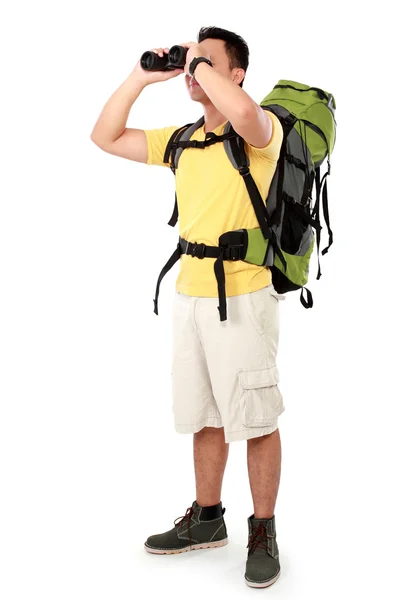 Homem caminhante turista olhando com binóculos — Fotografia de Stock