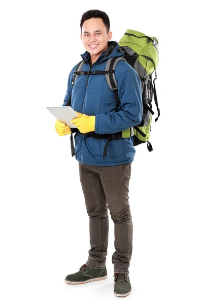 Mannelijke wandelaar met rugzak met behulp van tablet pc — Stockfoto