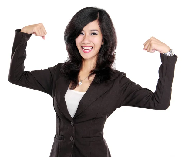 Emocionada mujer de negocios levantó las manos mostrando un concepto fuerte —  Fotos de Stock