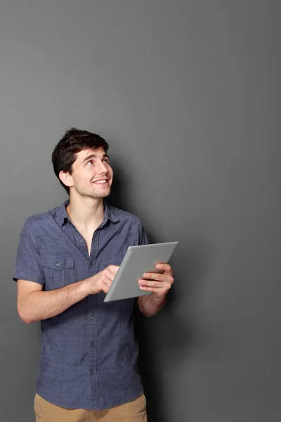 Jonge man met tablet op zoek naar ruimte kopiëren — Stockfoto