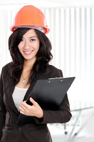 Joven arquitecta con casco naranja — Foto de Stock