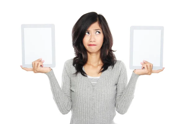 女性の 2 つの空白のタブレット コンピューターの画面を表示 — ストック写真