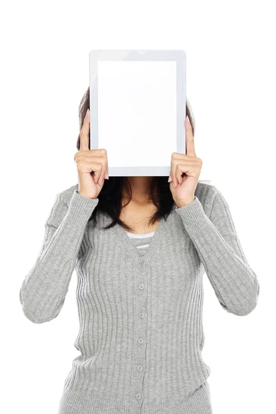 Женщина закрывает лицо планшетным компьютером — стоковое фото