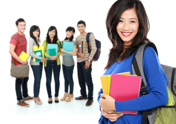 Estudiante femenina con un grupo de personas en el fondo — Foto de Stock