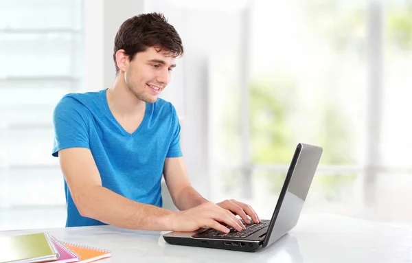 College student using his laptop — Stock Photo, Image