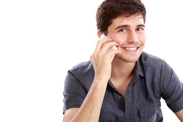 Jeune homme occasionnel parlant au téléphone — Photo