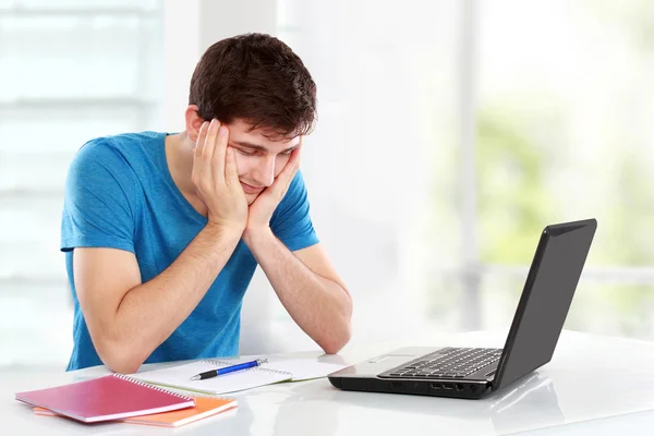 Homem estudante Cansado de estudar — Fotografia de Stock