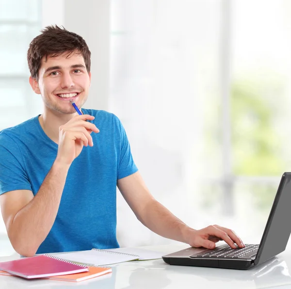 Estudante universitário usando seu laptop — Fotografia de Stock