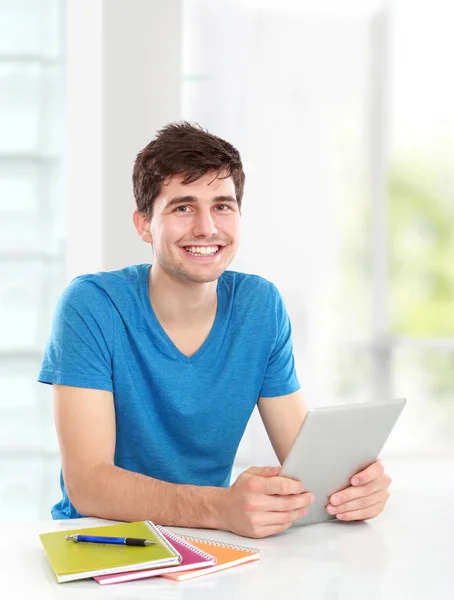 Jovem estudante usando tablet pc — Fotografia de Stock