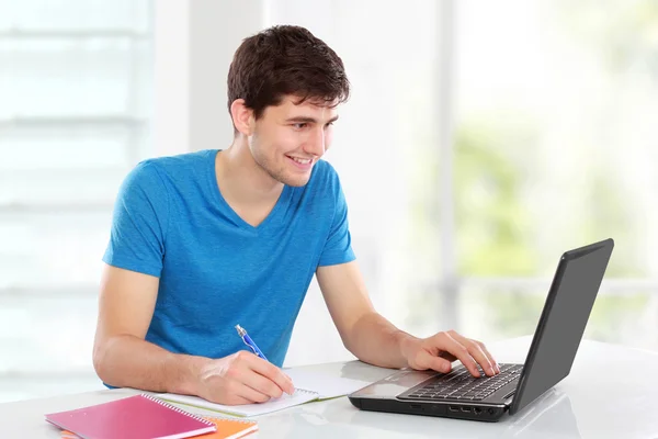 Estudante universitário usando seu laptop — Fotografia de Stock