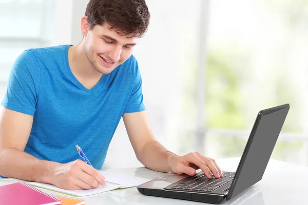 Collegestudent med internet — Stockfoto