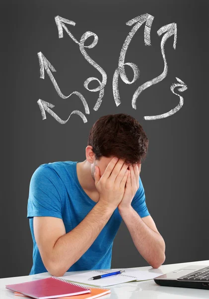 Confundido joven cubriendo su cabeza — Foto de Stock