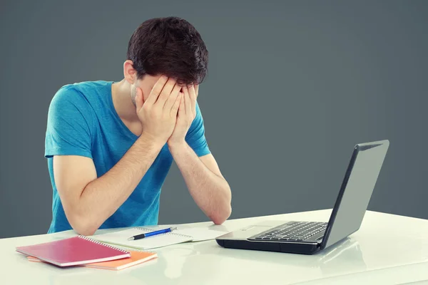 Mannelijke student moe van het bestuderen van — Stockfoto