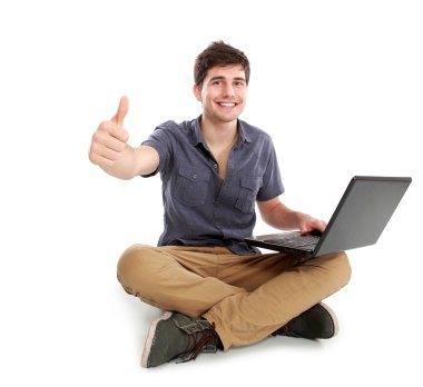 başparmak gösterilen laptop ile genç adam