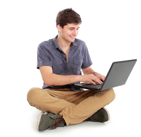 Hombre joven usando ordenador portátil — Foto de Stock