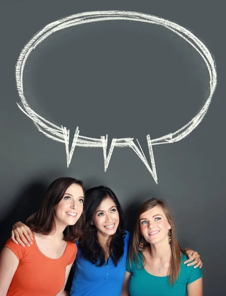 Beste vriend drie meisje op zoek naar lege zeepbel toespraak — Stockfoto