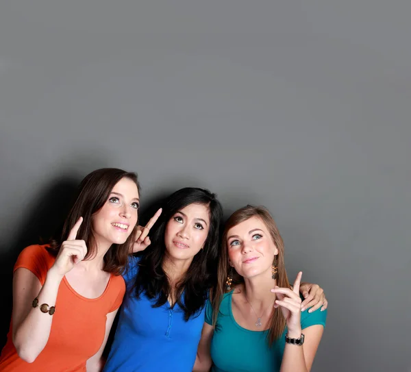 Trois fille meilleur ami regarder vers le haut à blanc espace — Photo