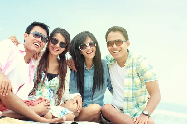 Grupo de amigos disfrutando de vacaciones en la playa —  Fotos de Stock