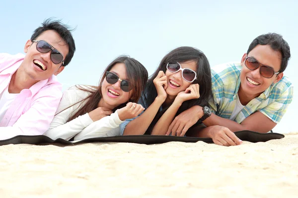 Grupo de amigos disfrutando de vacaciones en la playa —  Fotos de Stock