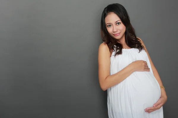 Красивая азиатская беременная женщина — стоковое фото