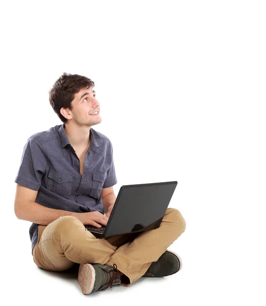 Νεαρός που χρησιμοποιεί φορητό υπολογιστή — Φωτογραφία Αρχείου