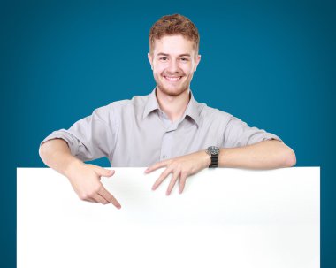 genç adam tutarak boş Pano