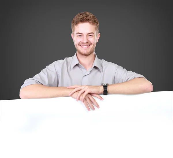 Joven sosteniendo cartelera en blanco — Foto de Stock