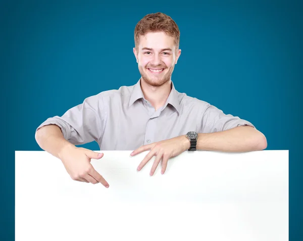 Junger Mann mit leerer Plakatwand — Stockfoto