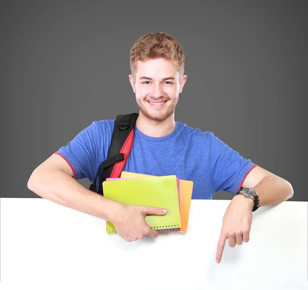 Ung manlig student håller Tom whiteboard — Stockfoto