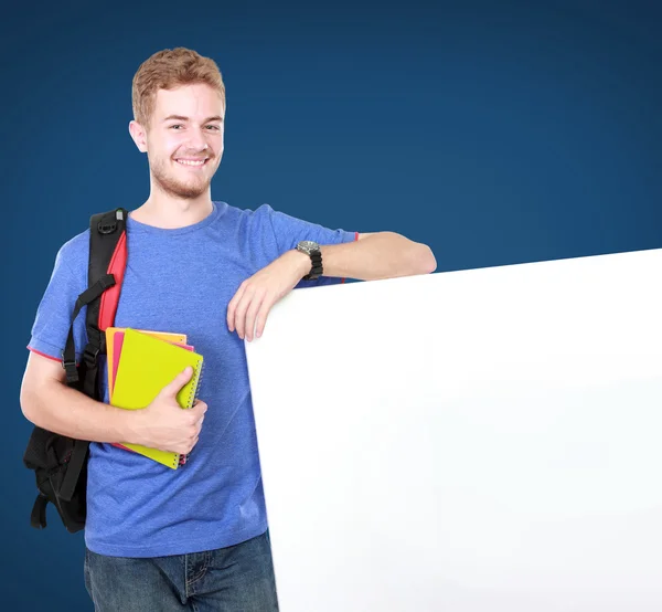 Junger männlicher Student mit weißer Tafel — Stockfoto