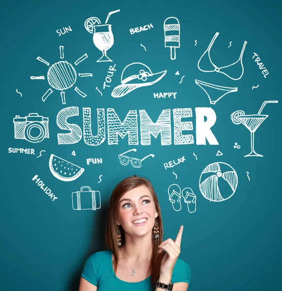 Mujer sonriendo pensando en sus vacaciones de verano — Foto de Stock