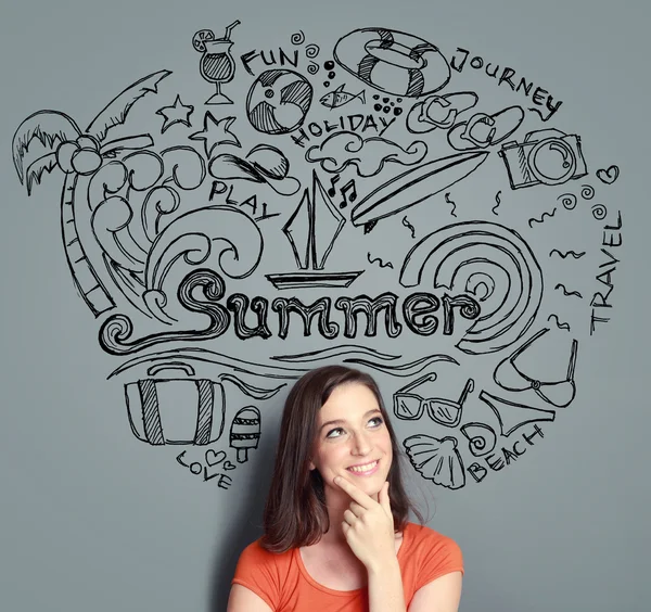 Mujer sonriendo pensando en sus vacaciones de verano — Foto de Stock