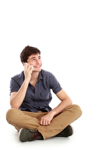 Случайный молодой человек, разговаривающий по телефону — стоковое фото