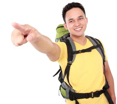 sırt çantası el ile yönü işaret eden adam