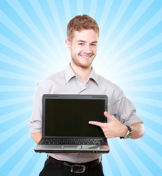 Homem de negócios bonito apresentando usando laptop com tela em branco — Fotografia de Stock