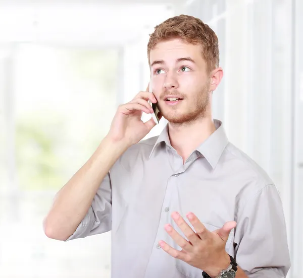 Uomo d'affari di successo che parla al telefono — Foto Stock