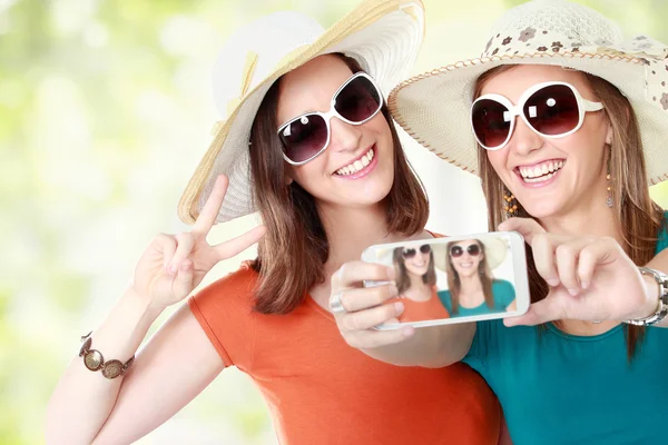 Friends taking photos with a smartphone — Stock Photo, Image