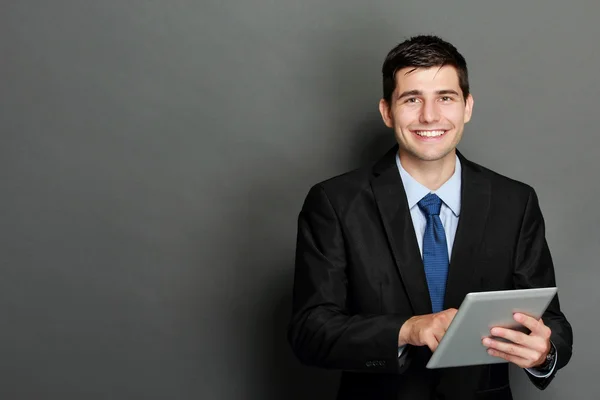 Ung affärsman använder TabletPC — Stockfoto