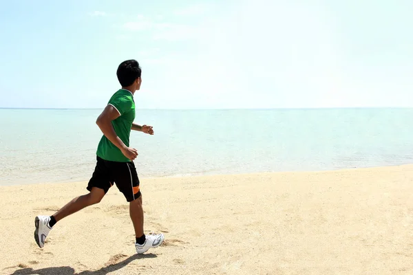 Ο άνθρωπος τρέχει στην παραλία — Φωτογραφία Αρχείου