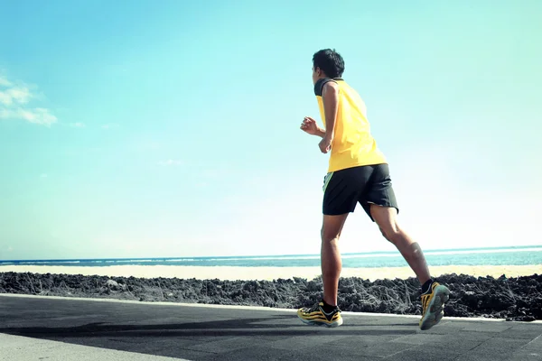 Man running on the beach — Stock Photo, Image