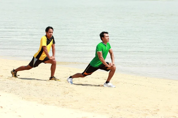 Deux homme exercice sur la plage — Photo