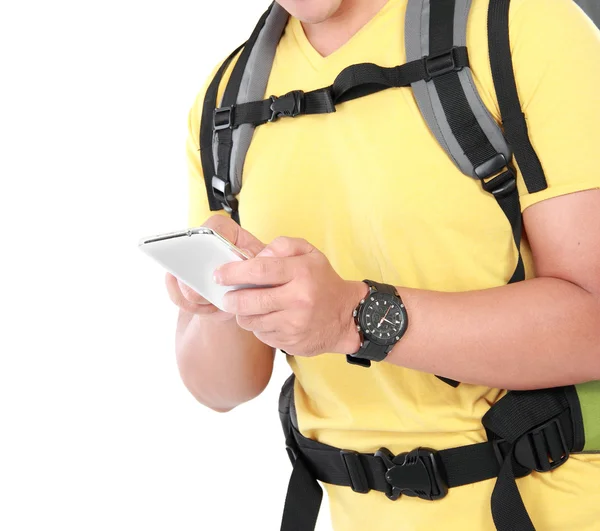 Portret van mannelijke wandelaar hand met rugzak met behulp van mobiele telefoon — Stockfoto