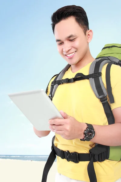 Man backpacker gebruiken, tablet pc — Stockfoto