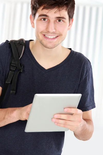 Jovem estudante usando tablet pc — Fotografia de Stock