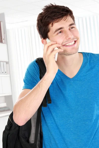 Casual jonge man spreken op de telefoon — Stockfoto