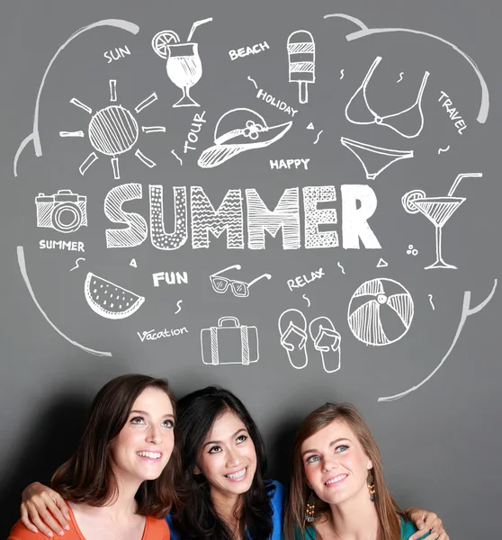 Amigo del grupo sonriendo pensando en vacaciones de verano — Foto de Stock