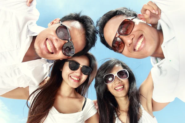 Группа счастливых молодых людей веселятся в летний день — стоковое фото