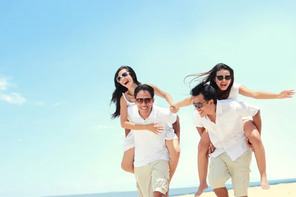 Grupo de jóvenes felices se divierten en el día de verano —  Fotos de Stock