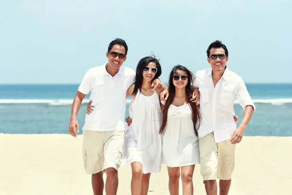 Mejor amigo en blanco divertirse riendo juntos en la playa —  Fotos de Stock