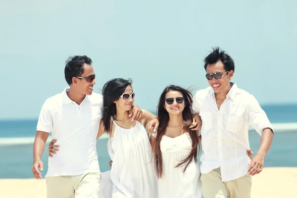 Best friend in white having fun laughing together at the beach — Stock Photo, Image